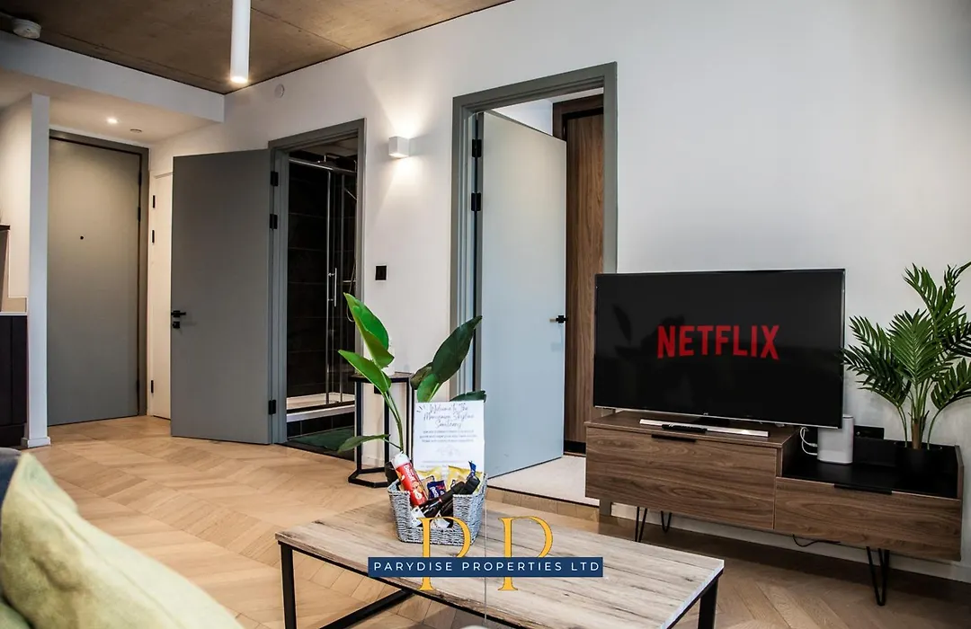 Mancunian Skyline Haven - Chic & Sleek 1-Bed Near Deansgate And Manchester City Centre - Ideal For Business & Leisure Stays - By Parydise Properties-1