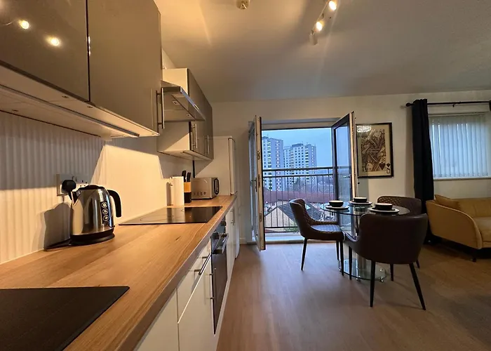 Centrally Located Modern 2 Bedroom , Minutes Walk To Ao Arena